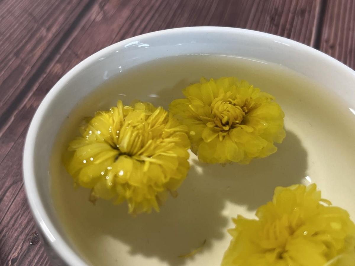 以上就是今天给大家 带来的全部内容了,天气逐渐炎热干燥,菊花搭配这