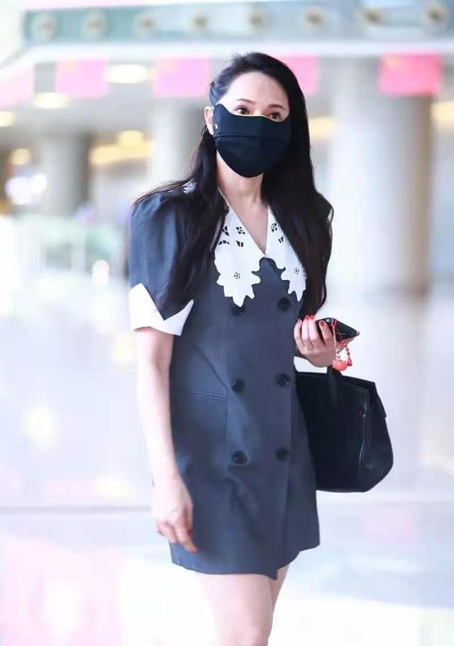 好看减龄的高马尾发型，“伊能静”真懂减龄搭配