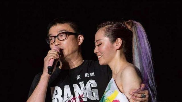 黎明的妻子阿wing简历，跟经纪人喜结连理的明星
