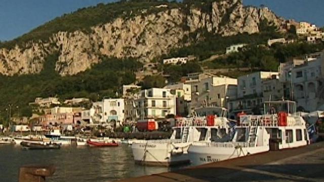 海上仙境卡普里岛：那波里湾度假胜地，蓝洞神秘莫测偶遇需要运气