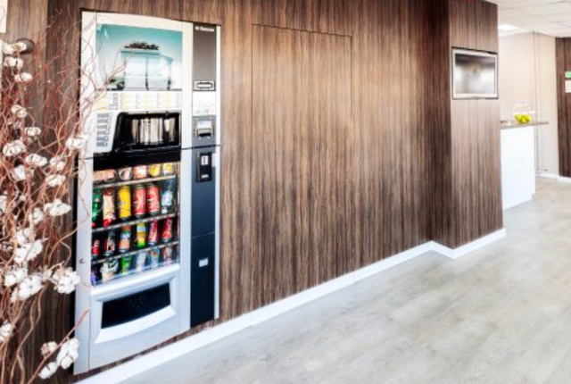 lobby的解释及lobby的例句，lobby from（你知道lobby除了有大厅的意思）