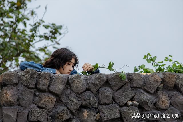 张子枫剪的短发叫什么，张子枫微卷短发休闲慵懒氛围感强