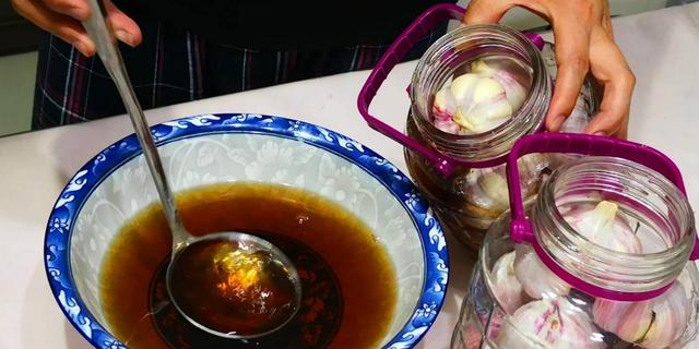家庭白醋泡大蒜的做法，白醋泡大蒜的做法大全（腌糖蒜只会放醋和糖）