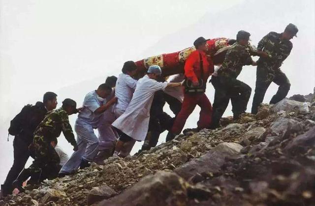 地震中的感人故事，地震感人故事（四川男孩救以色列女孩）