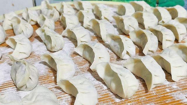 正确煮饺子的方法，水开直接下锅是错的