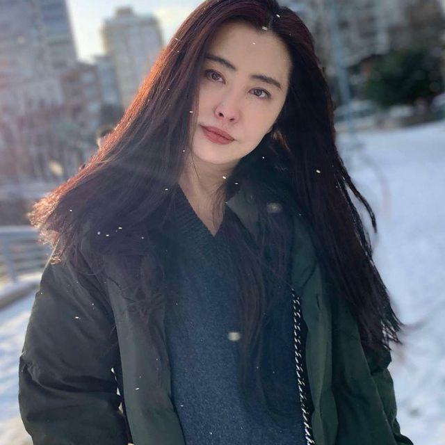 王祖贤个人资料，王祖贤个人资料简介身高（55岁王祖贤素颜现身海外寺庙）