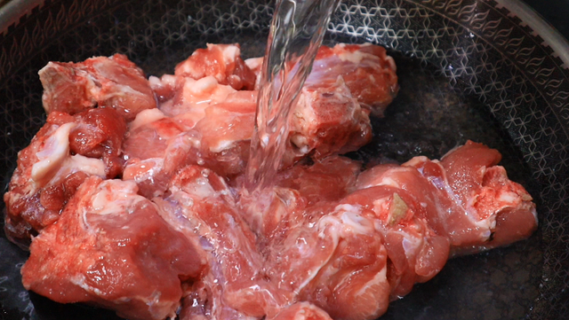 快速解冻肉的方法五分钟内，冻肉怎么快速解冻（冷冻肉解冻别直接用水泡）