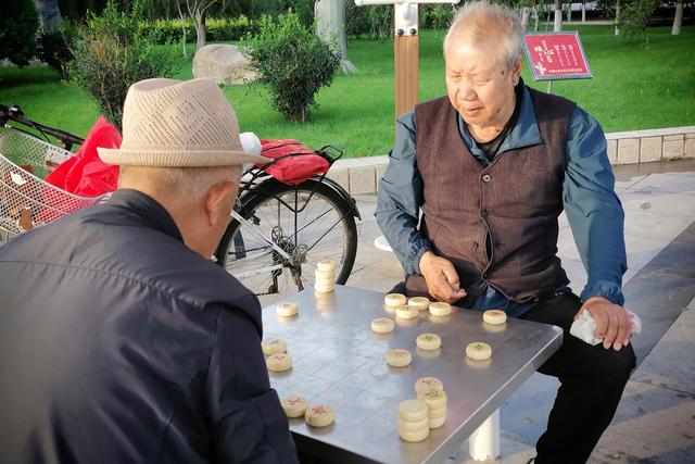 景美人更美怎么夸人高情商句子，高情商夸人漂亮的句子（蓦然回首，景美人更美）