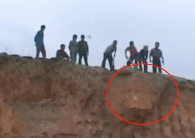 古墓挖出七星石棺，广西挖出北斗七星巨棺