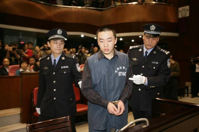 atm机一天最多取多少钱，ATM机一天最多取多少钱（小伙因ATM机故障多取17万）