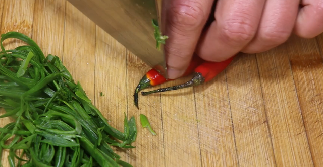 清蒸鲈鱼正宗做法，清蒸鲈鱼的做法最正宗的做法（清蒸鲈鱼的做法 家常的做法）