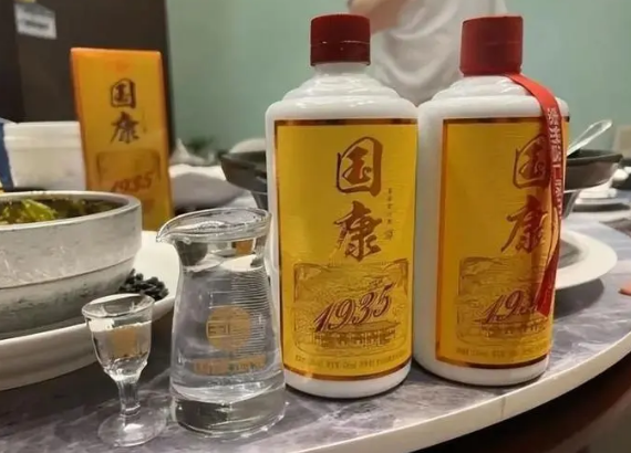 朋友孩子满月包多少红包，满月礼钱一般给多少（河南夫妇为孩子办满月酒）