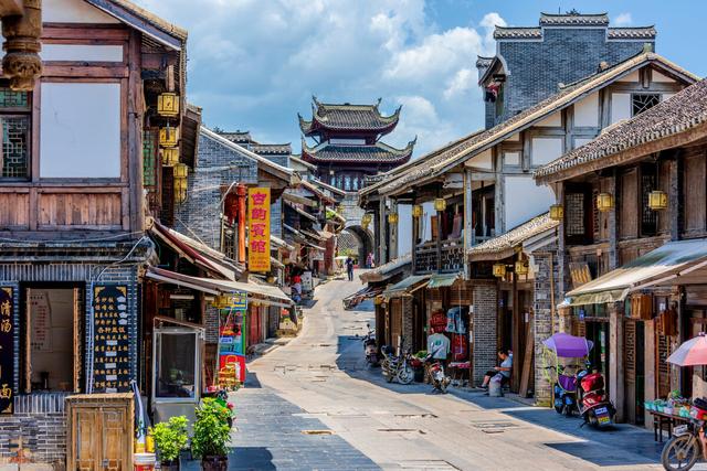 贵阳小吃街哪里最出名，贵阳这5个必去的网红街区