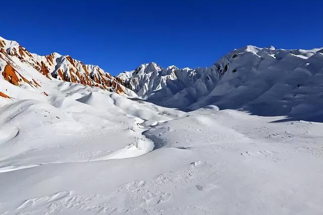 新疆的三大山是哪些，新疆有名的三座山（新疆有座连绵的大山）
