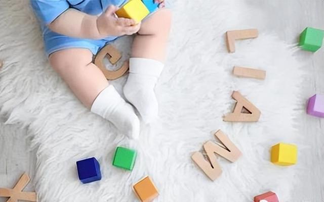 3个月婴儿要不要穿袜子，宝宝必须要一直穿着袜子吗