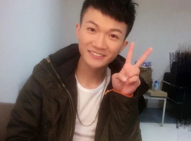 蒙面唱将周深身骑白马是哪一期，蒙面唱将周深身骑白马第几期（2次差点被“毁掉”的男歌手）