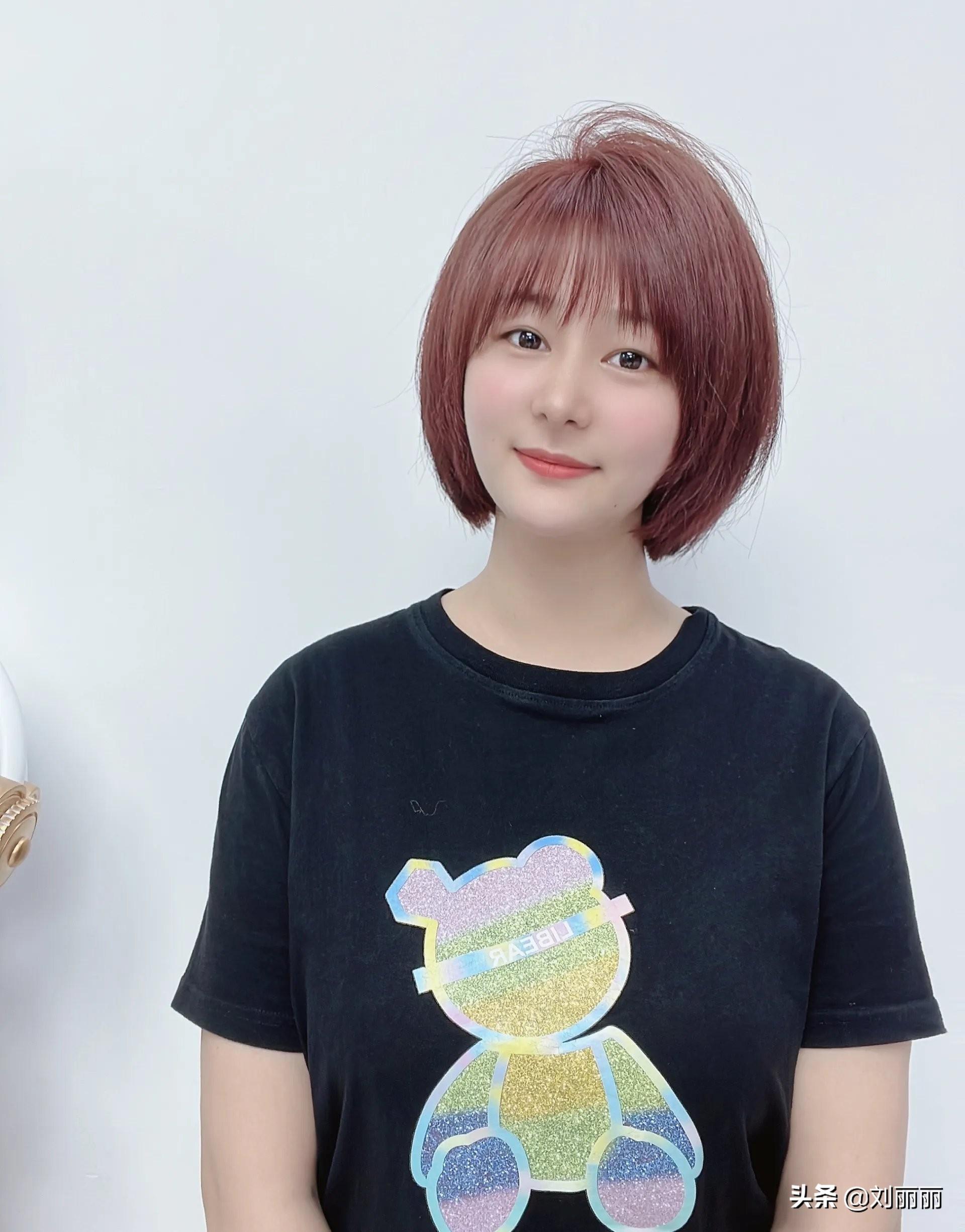 短发造型2022年最新款女图片减龄,最火短发减龄发型(15款最火短发送给