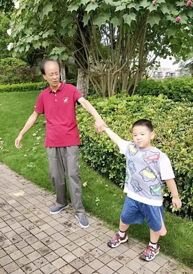 关于母爱的故事，关于母爱的文章（母爱最伟大——老牛索水的故事）