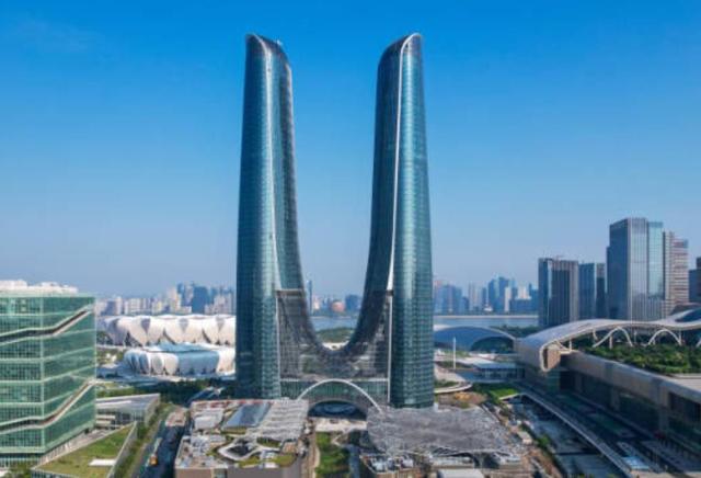 苏州标志性建筑有哪些，苏州标志性建筑有哪些建筑（长三角两大“秋裤”建筑）