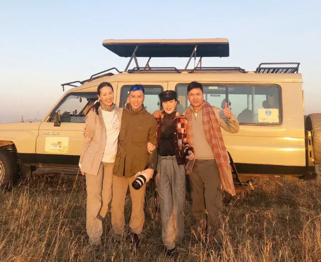 吕良伟国外旅游太潇洒！一件短袖上万元，戴大金表打扮好阔气