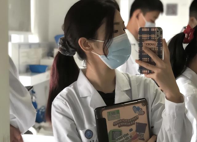 女生学医学影像学影响身体吗，女生千万不要学医学影像（看了她们上课的日常状态）