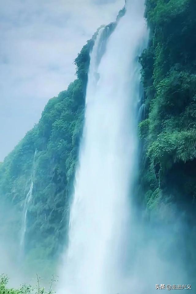 马岭河峡谷风景区，贵州兴义马岭河峡谷旅游攻略（兴义马岭河峡谷百瀑竞流）