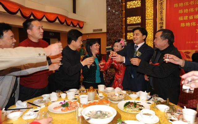 两家亲家聚餐开场白，两家吃定亲饭开场白（说什么开场白能显得大方得体）