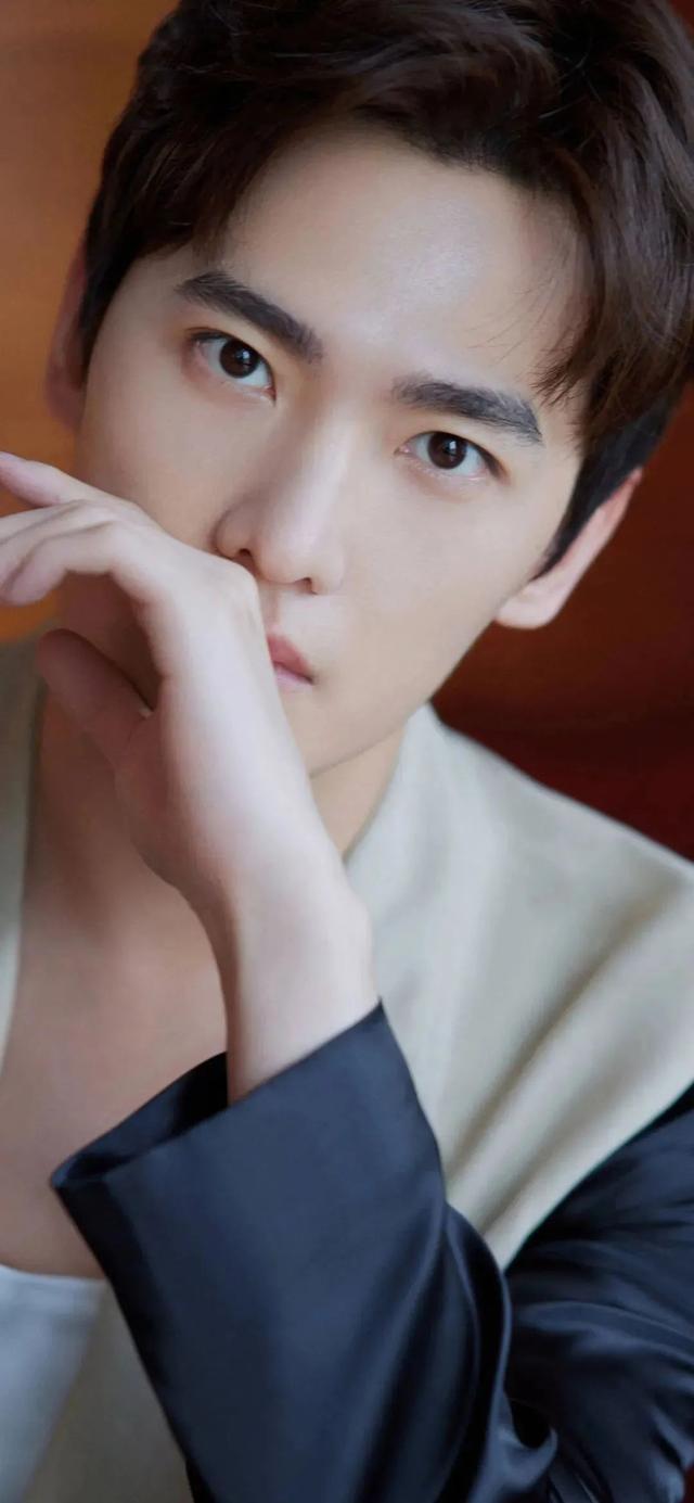 杨洋手机壁纸♡，杨洋高清壁纸（一组超好看的杨洋壁纸图片）