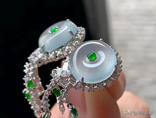 什么叫玻璃种翡翠，翡翠中的玻璃种是什么样的（无色玻璃种翡翠的璀璨之美）