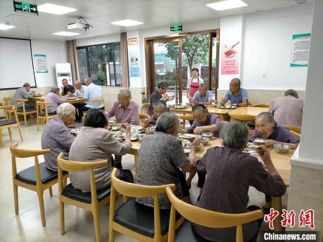 年青一代的养老压力有多大，当代年轻人养老（61年来首次出现人口萎缩所引发的长期风险）