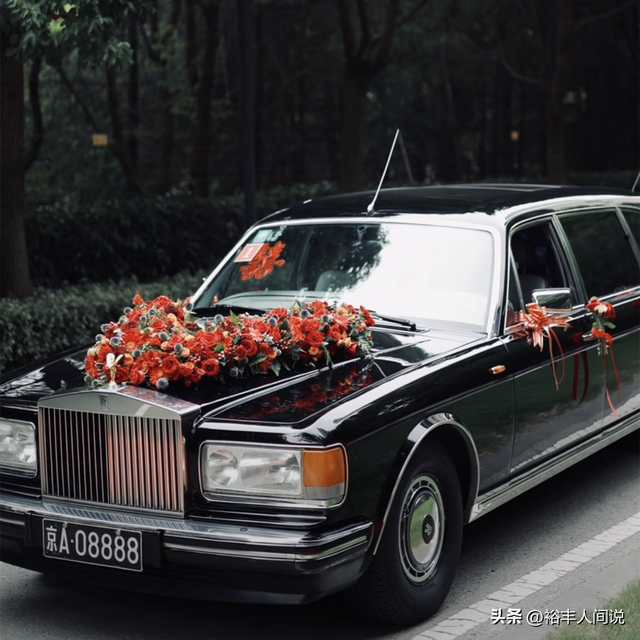 结婚一般几套衣服，结婚一般几套衣服合适（妻子打扮富贵全身超百万）