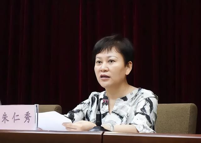 莒县小三管仁秀的照片，男子杀小三的真实故事（“美女市长”朱仁秀落马）