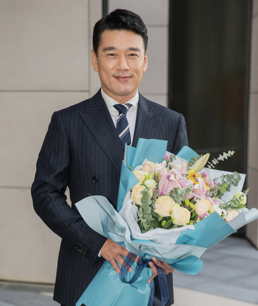 两人恋爱,结婚生两子,王耀庆成为火出圈的"中年帅大叔".