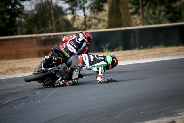 如何成为一名职业赛车手，怎么成为职业赛车手（原来普通人也可以成为专业车手）