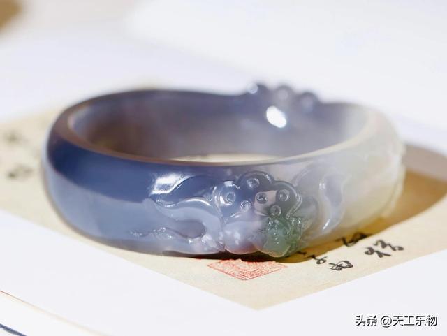 和田玉手镯多少钱，和田玉手镯多少钱的是正品（和田玉的“春带彩”可以有多美）