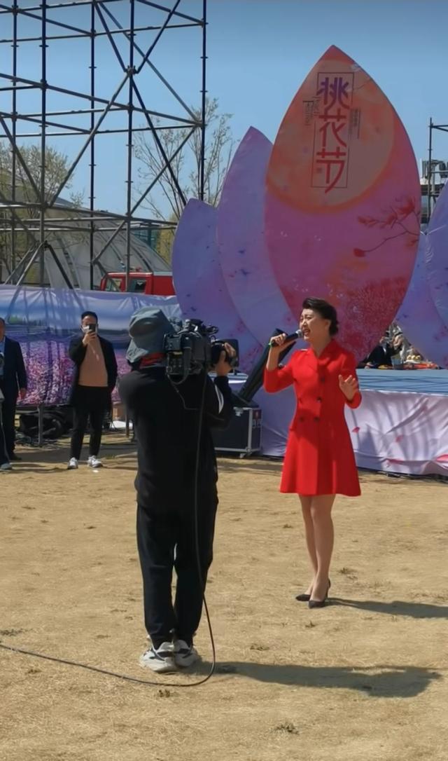 闫学晶今年多少岁，51岁闫学晶去山东农村商演照曝光