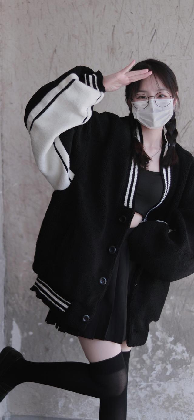 抖音上的最火锁屏壁纸，抖音上的最火锁屏壁纸 句子（抖音网红半口小希壁纸）