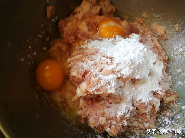 炸肉丸子的家常做法，炸肉丸子的家常做法酥脆（牢记“加2样做2步”）