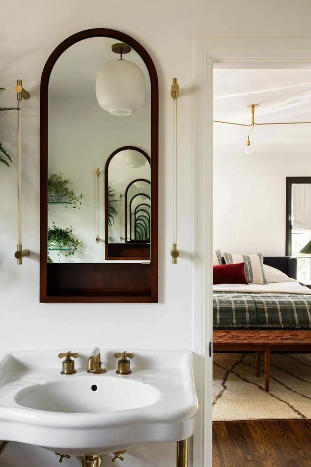 地中海风格家具，地中海风格家具怎么样（一个美丽舒适的美式豪宅）