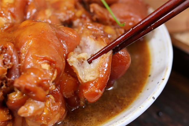 家常卤猪蹄的做法，家常卤猪蹄做法及配方（25分钟猪蹄酥烂味道香）