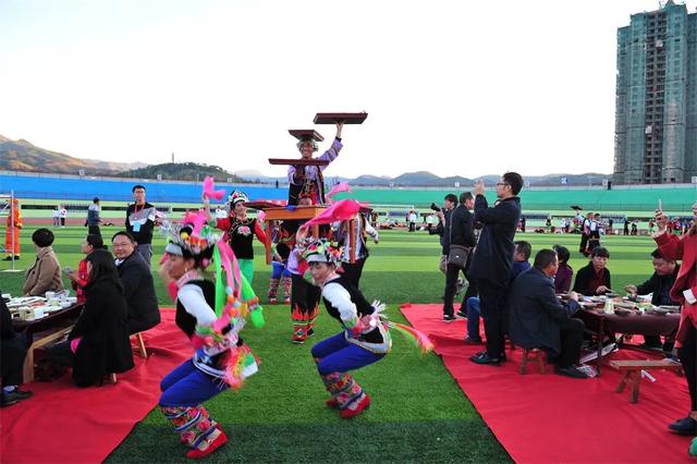 南涧彝族“跳菜”，南涧彝族跳菜广场舞（南涧跳菜——从飨宴文化到舞台艺术的蜕变）