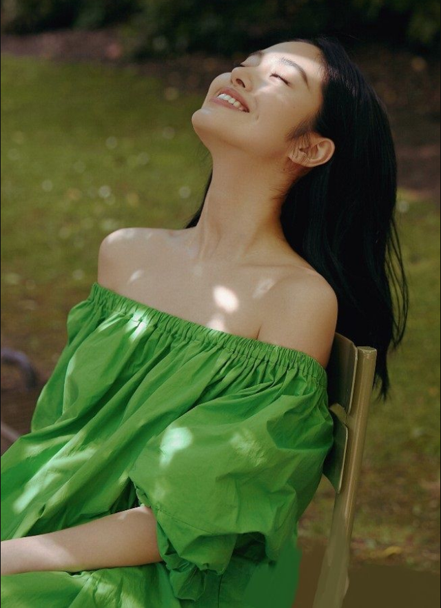 皮肤偏黑适合穿什么颜色的衣服，肤色偏黑适合穿什么颜色的衣服（肤色黝黑的中年女人）