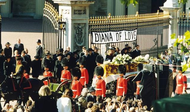 戴安娜王妃之死，戴安娜王妃之死是哪一年（被放入635斤的铅棺中）