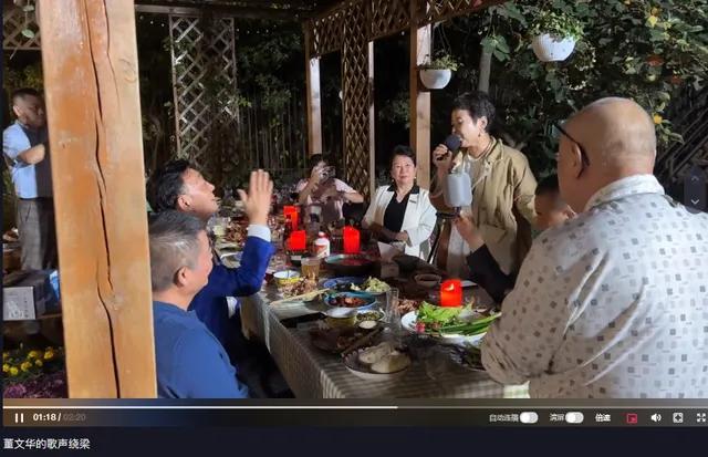 董文华今年多大岁现状如何，60岁的董文华穿棕色外套