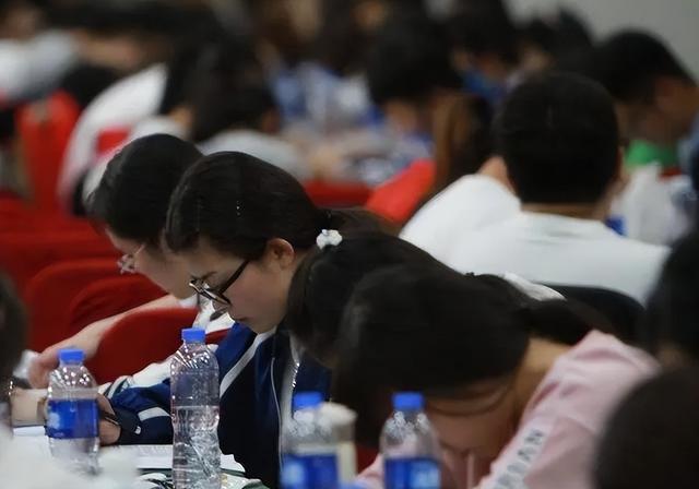 深圳市公务员待遇，深圳公务员年收入多少（不同省市公务员待遇排名出炉）
