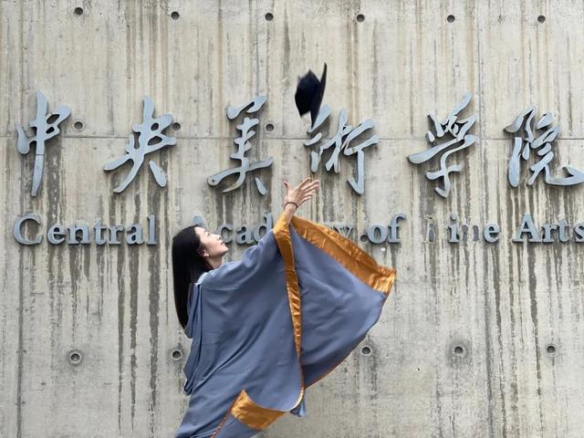 博士服硕士服和学士服的区别，学士服不同颜色的披肩分别有什么含义（毕业生学位服居然能这么美）