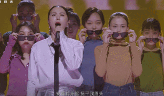 写歌怼同行，花臂纹身上，天生傲骨的她，一开口就是王炸