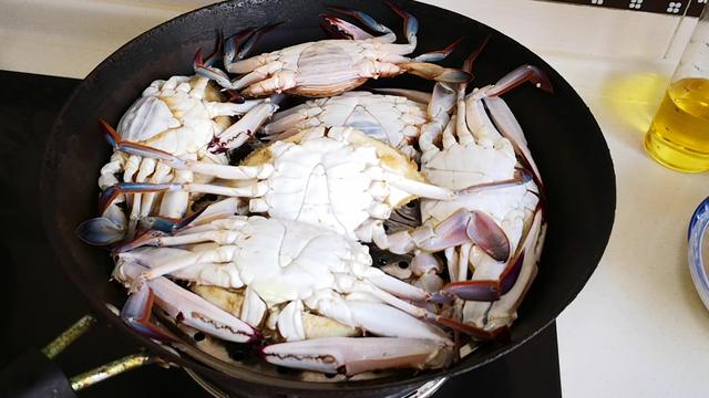 海螃蟹蒸多长时间，海螃蟹蒸多久（蒸螃蟹时，冷水还是热水入锅）