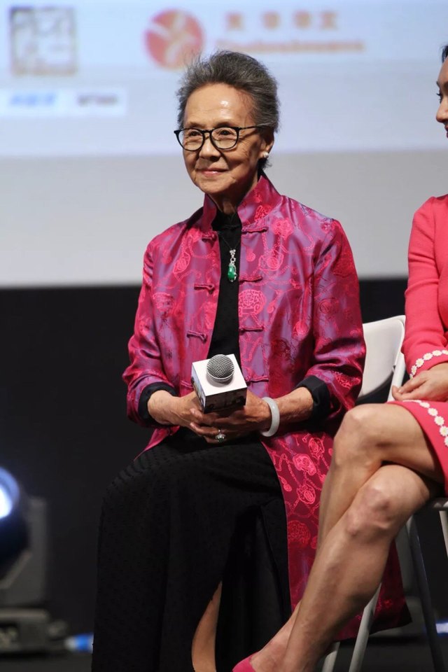 女人梦见自己穿新衣服很漂亮，女人梦见自己穿新衣服很漂亮合身（84岁“国民奶奶”真时髦）