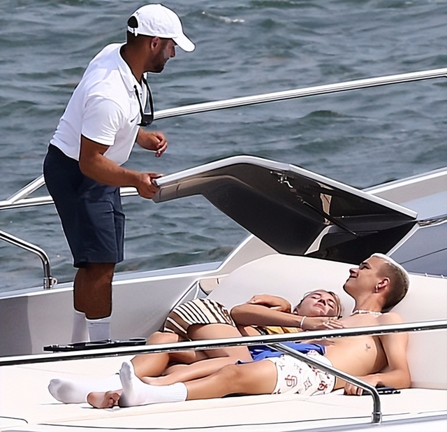 沙滩裤配什么上衣，沙滩裤怎么选（和女友躺游艇甲板上腻歪）